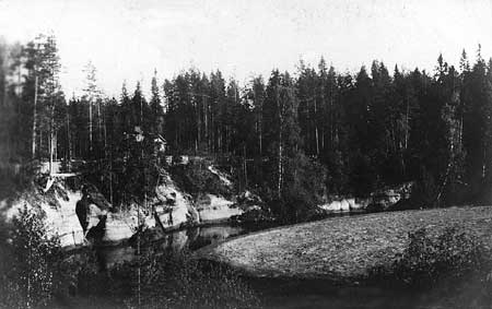Вырица. Княжеская Долина. Река Оредеж возле пещеры. Фото 1900-1910-х гг.